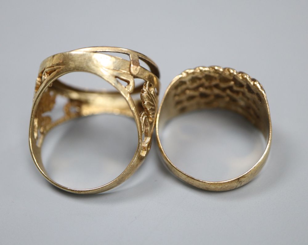 A 9ct gold gentlemans pierced and textured ring and a similar sovereign ring (with vacant mount), 11.9g